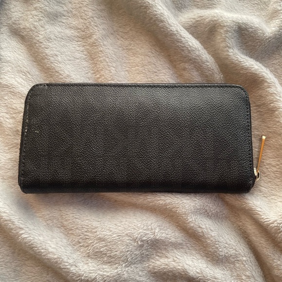Michael Kors Zip Wallet - Picture 2 of 4